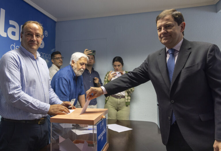 Alfonso Fernández Mañueco vota en las primarias del PP. Fotografía: Susana Martín (ICAL)