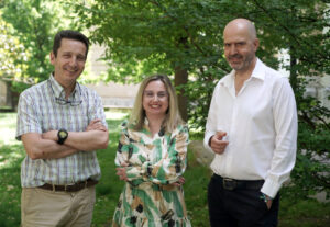 El catedrático de Edocrinología y Nutrición de la Facultad de Medicina de la Universidad de Valladolid, Daniel de Luis, junto con Isabel de la Torre, del Departamento de Teoría de la Señal y Comunicaciones e Ingeniería Telemática de la UVa, y el director del Centro de Inteligencia Artificial UVa-IA, David Escudero. Fotografía: Leticia Pérez (ICAL)