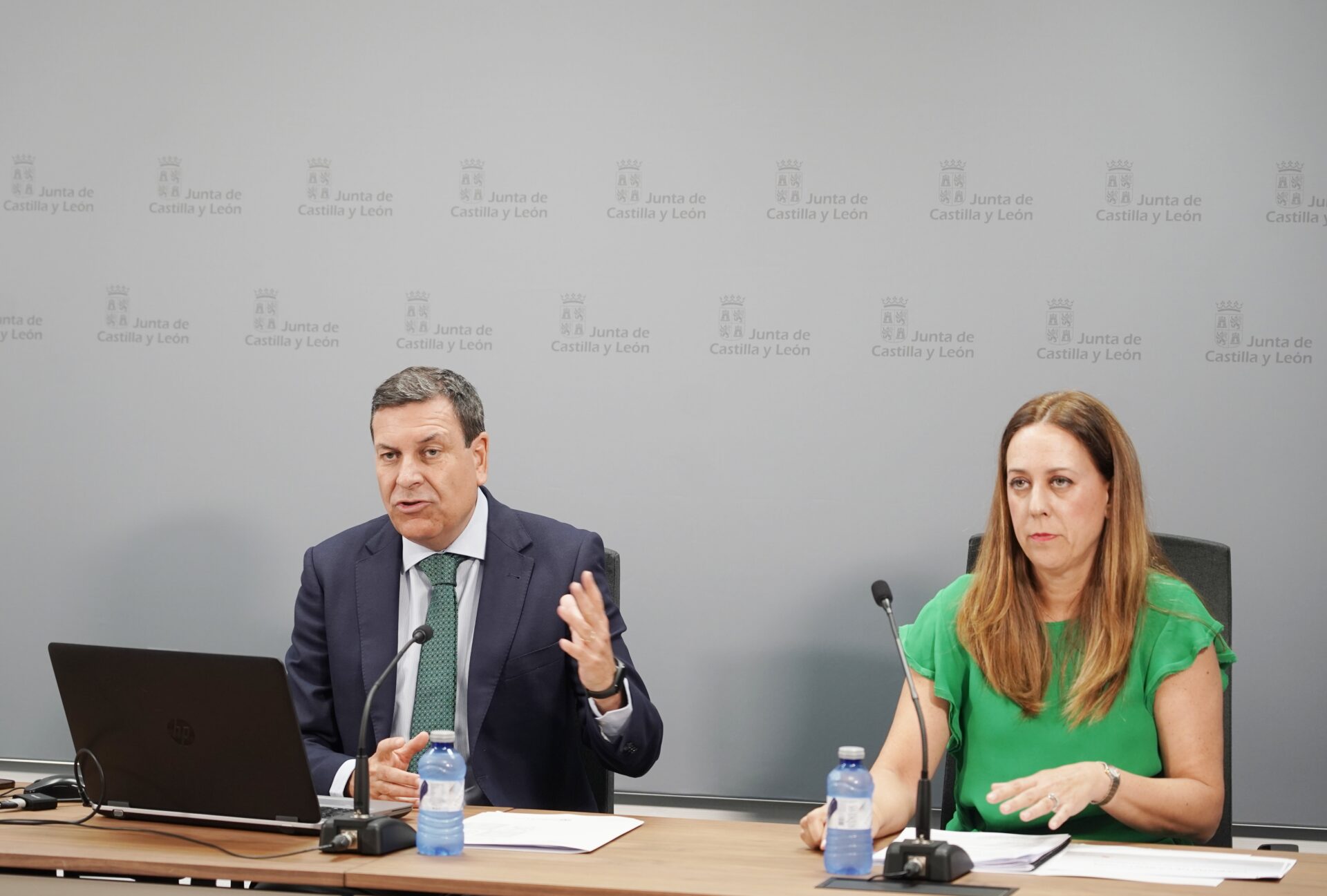 El consejero de Economía y Hacienda y portavoz, Carlos Fernández Carriedo, presenta la campaña de ayuda a la Declaración de la Renta 2024 en el medio rural y los nuevos sistemas de pago para la digitalización y la simplificación administrativa. / ICAL