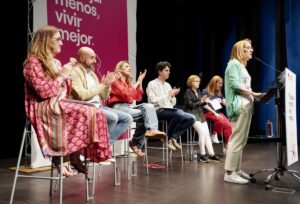 Imagen de archivo. La ministra de Trabajo, Yolanda Díaz, participa en un acto de Sumar por la reducción de la jornada laboral con el lema ‘Trabajar menos, vivir mejor’. / ICAL