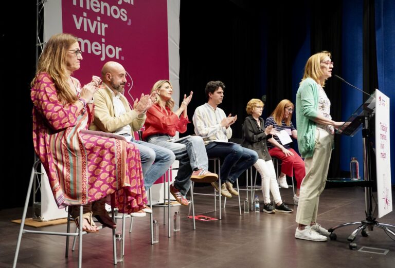 Imagen de archivo. La ministra de Trabajo, Yolanda Díaz, participa en un acto de Sumar por la reducción de la jornada laboral con el lema ‘Trabajar menos, vivir mejor’. / ICAL