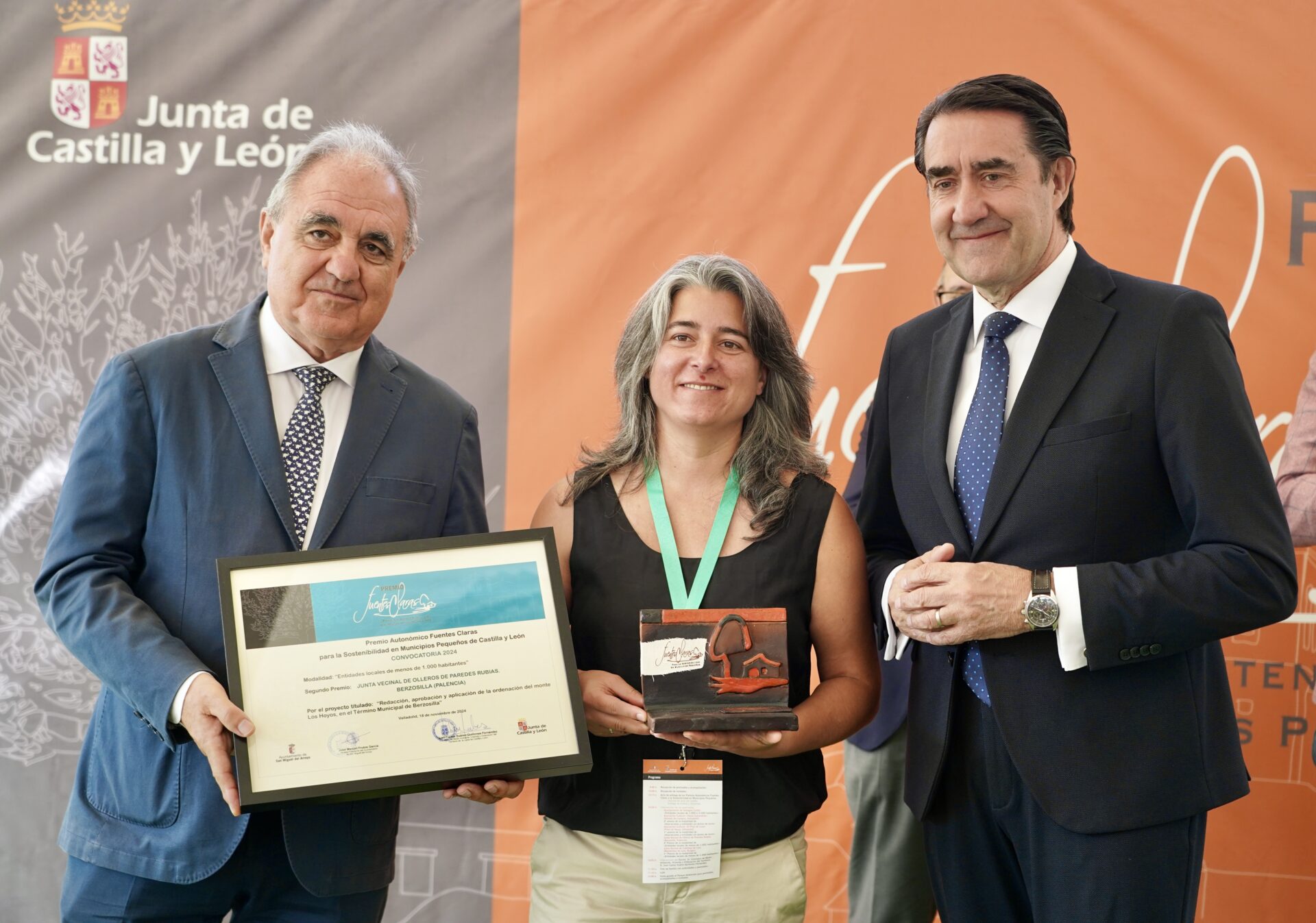 El consejero de Medio Ambiente, Vivienda y Ordenación del Territorio, Juan Carlos Suárez-Quiñones, entrega los premios Fuentes Claras a Olleros de Paredes Rubias. / ICAL