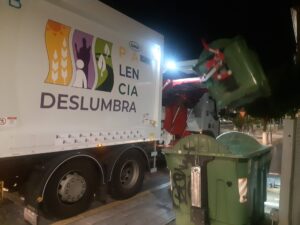 Un camión carga basura de un contenedor soterrado de Palencia. / Óscar Herrero