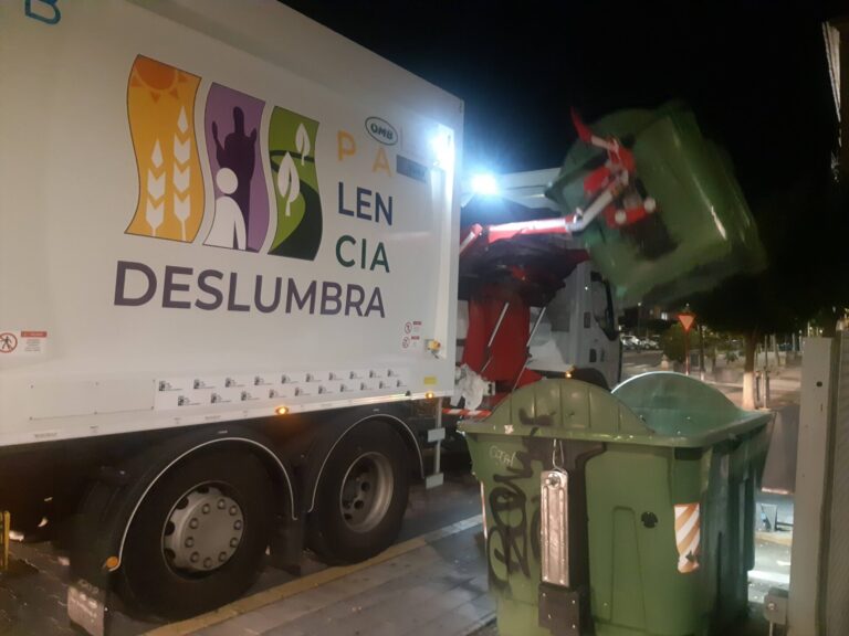 Un camión carga basura de un contenedor soterrado de Palencia. / Óscar Herrero