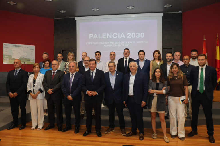 El consejero de Economía y Hacienda y portavoz, Carlos Fernández Carriedo, preside el comité de seguimiento del Protocolo Plataforma Agroalimentaria Palencia 2030, en la imagen junto a los integrantes el comité. Fotografía: Brágimo (ICAL)