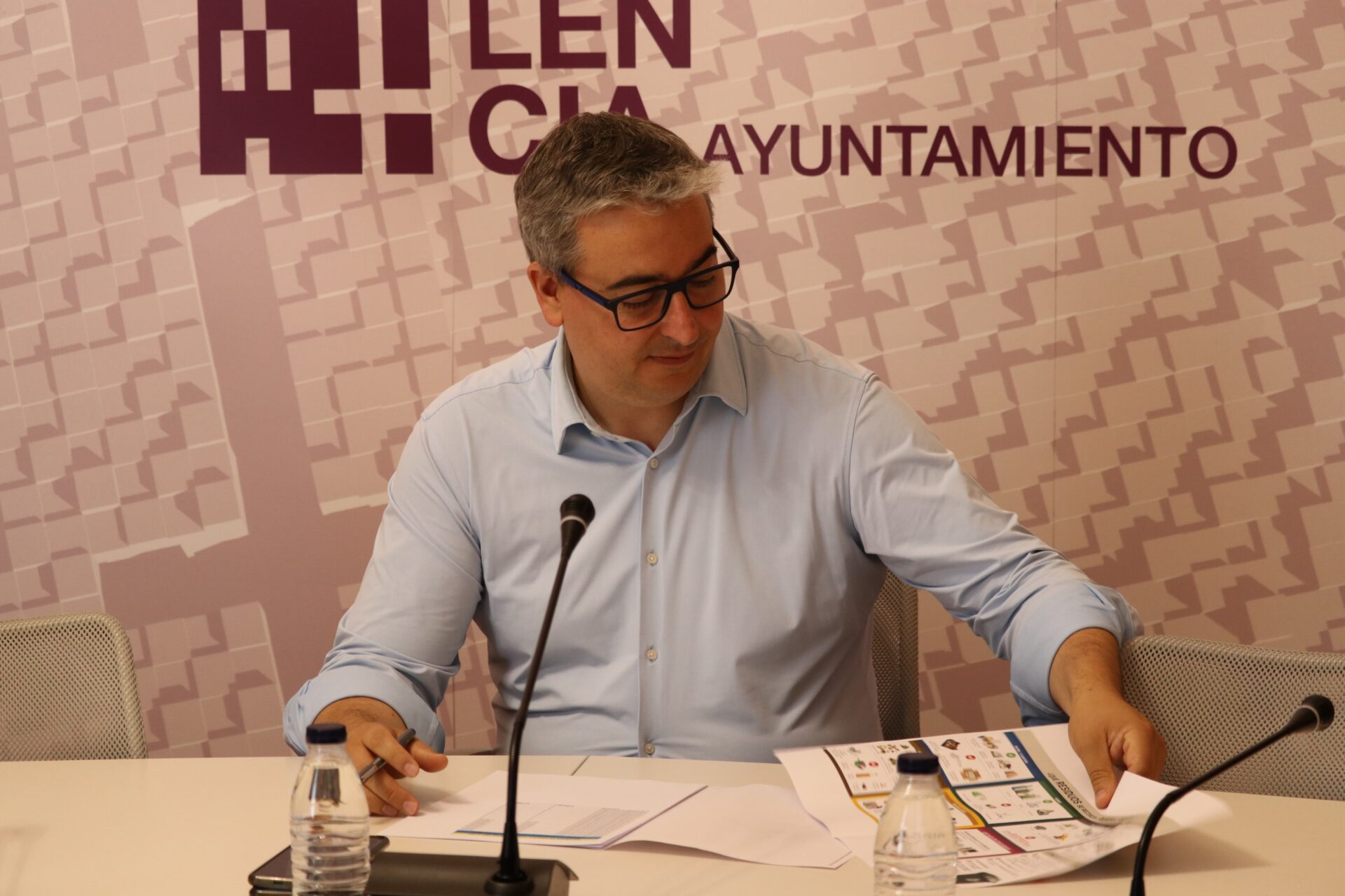 El delegado del Servicio de Medio Ambiente y Movilidad, Antonio Casas, informa en rueda de prensa sobre la recogida de basuras en el polígono