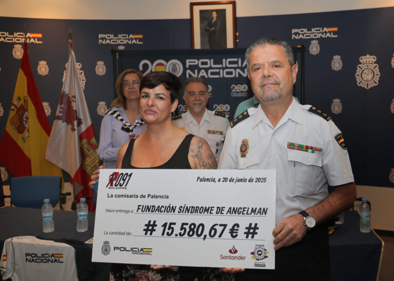 Entrega de la recaudación de la carrera Ruta 091 de la Policía Nacional, en la imagen, el excomisario jefe de Palencia, Honorio Pérez junto a la representante de la entidad sin ánimo de lucro Fundación FAST España, Síndrome de Angelman, Almudena Abril. Fotografía: Brágimo (ICAL)