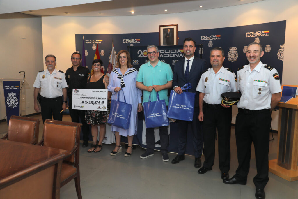 Entrega de la recaudación de la carrera Ruta 091 de la Policía Nacional, en la imagen, el excomisario jefe de Palencia, Honorio Pérez junto a la representante de la entidad sin ánimo de lucro Fundación FAST España, Síndrome de Angelman, Almudena Abril. Fotografía: Brágimo (ICAL)