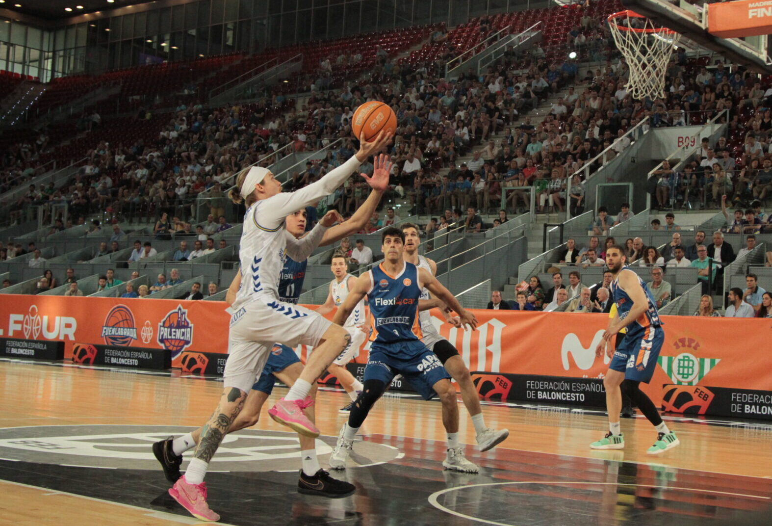 Kunkel entrando a canasta durante el último enfrentamiento entre el Súper Agropal y el Fuenlabrada, en junio, en la Final a 4. / Javier Estévez