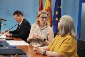 La vicepresidenta de la Junta de Castilla y León y consejera de Familia e Igualdad de Oportunidades, Isabel Blanco, firma un protocolo de colaboración con la Federación de Personas Sordas de Castilla y León. Fotografía: Rubén Cacho