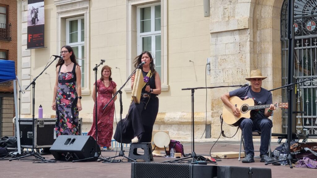 VERMÚ FOLK con PATAS DE PECES