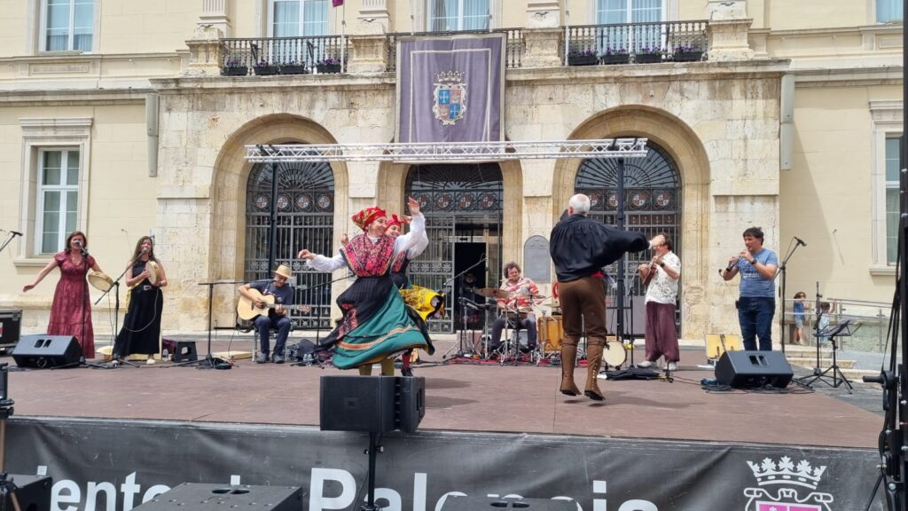 VERMÚ FOLK con PATAS DE PECES
