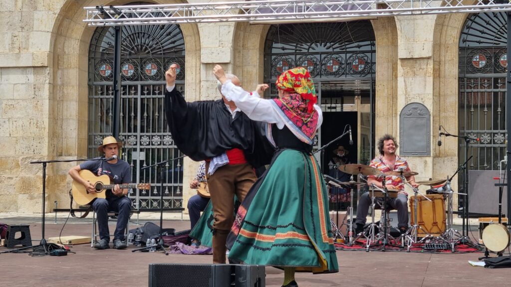 VERMÚ FOLK con PATAS DE PECES