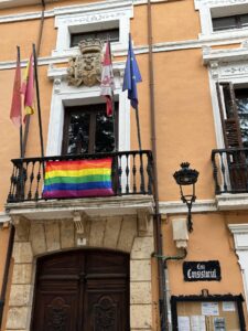 Bandera LGTBI en el Ayuntamiento de Paredes de Nava. Fotografía: PSOE