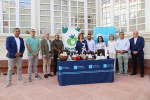 La presidenta de la Diputación, Ángeles Armisén; acompañada del diputado de Desarrollo Socioeconómico, Francisco Pérez, junto a los formantes de los convenios de colaboración de la institución provincial con los ayuntamientos y entidades para la promoción y difusión agroalimentaria. Fotografía: Brágimo `(ICAL)