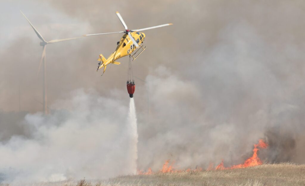 Incendio agrícola de cultivos de cebada y vezas sin cosechar en el término de Villalobón, han intervenido bomberos de la capital, Diputación y Junta de Castilla y León. Fotografía: Brágimo (ICAL)