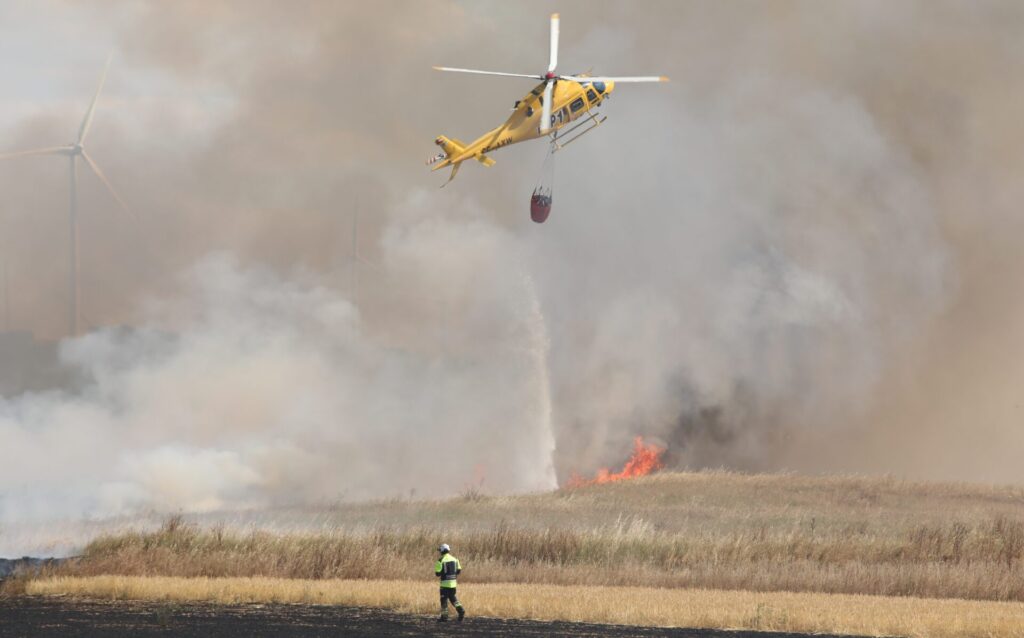 Incendio agrícola de cultivos de cebada y vezas sin cosechar en el término de Villalobón, han intervenido bomberos de la capital, Diputación y Junta de Castilla y León. Fotografía: Brágimo (ICAL)