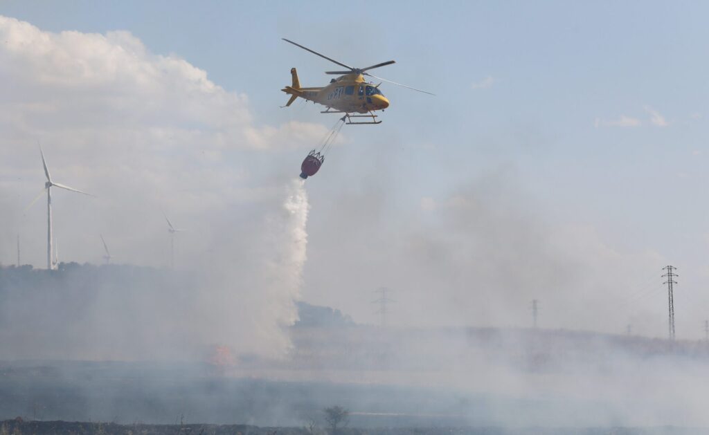 Incendio agrícola de cultivos de cebada y vezas sin cosechar en el término de Villalobón, han intervenido bomberos de la capital, Diputación y Junta de Castilla y León. Fotografía: Brágimo (ICAL)