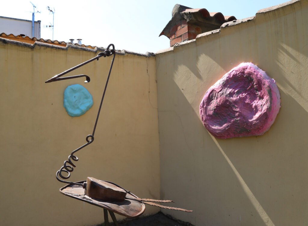 Exposición 'Bichos' de José Castrillo en el patio del museo de arte contemporáneo de Carrión de los Condes (Palencia). Brágimo (ICAL)