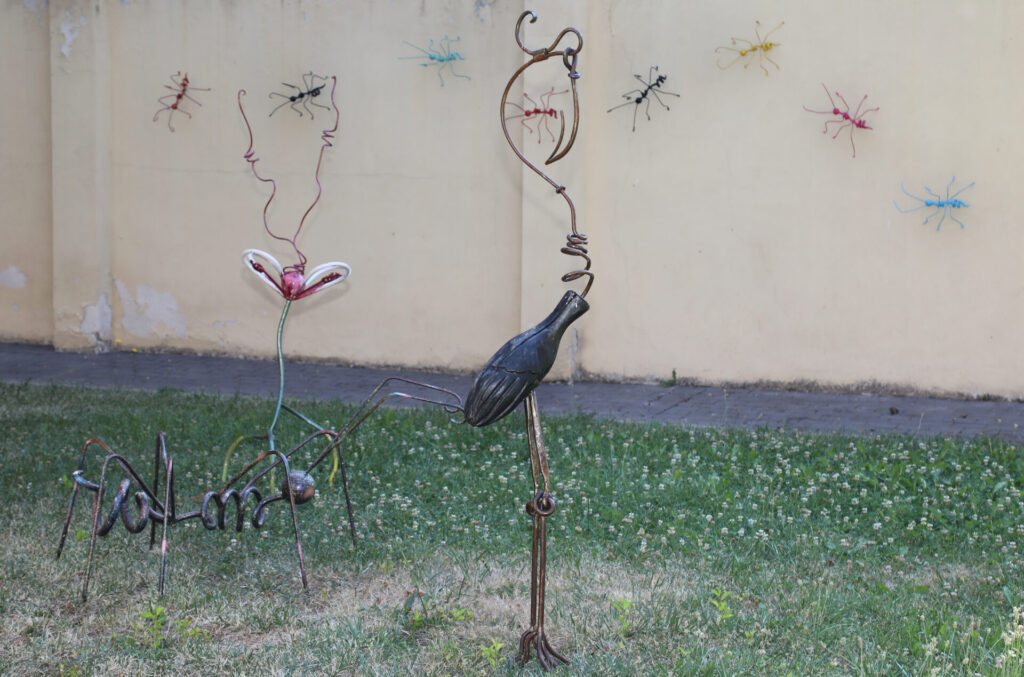 Exposición 'Bichos' de José Castrillo en el patio del museo de arte contemporáneo de Carrión de los Condes (Palencia). Brágimo (ICAL)