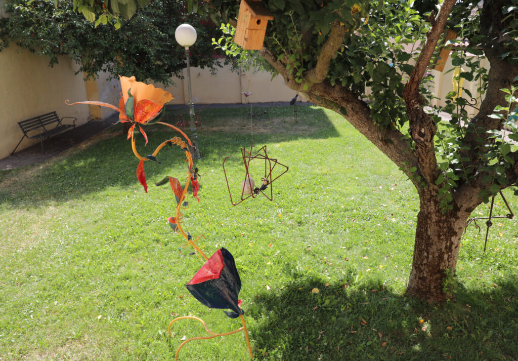 Exposición 'Bichos' de José Castrillo en el patio del museo de arte contemporáneo de Carrión de los Condes (Palencia). Brágimo (ICAL)