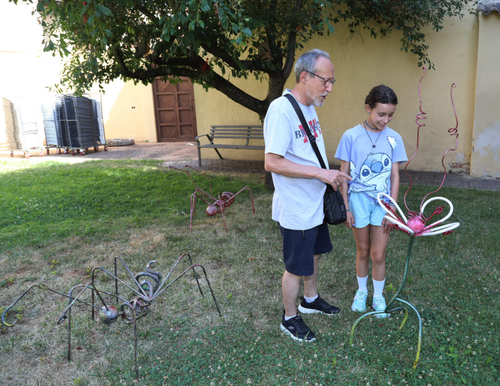 Exposición 'Bichos' de José Castrillo en el patio del museo de arte contemporáneo de Carrión de los Condes (Palencia). Brágimo (ICAL)