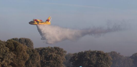 Un hidroavión del 43 Grupo de las Fuerzas Armadas hace una descarga sobre el Monte en el incendio de Paredes de Monte. / Brágimo (ICAL)