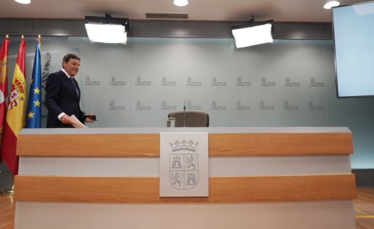 El consejero de Economía y Hacienda y portavoz de la Junta, Carlos Fernández Carriedo, comparece en rueda de prensa posterior al Consejo de Gobierno. Fotografía: Rubén Cacho (ICAL)