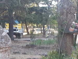 Operarios de una autobomba cargan de agua su camión en el Monte. / Óscar Herrero