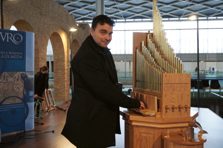 Alberto Ruiz Pajares en el hydraulis de la Villa Romana La Olmeda