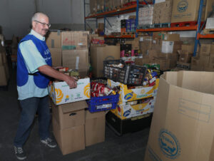 En la imagen un voluntario del banco realiza tareas de trasporte de productos de alimentación donados. Fotografía: Brágimo (ICAL)