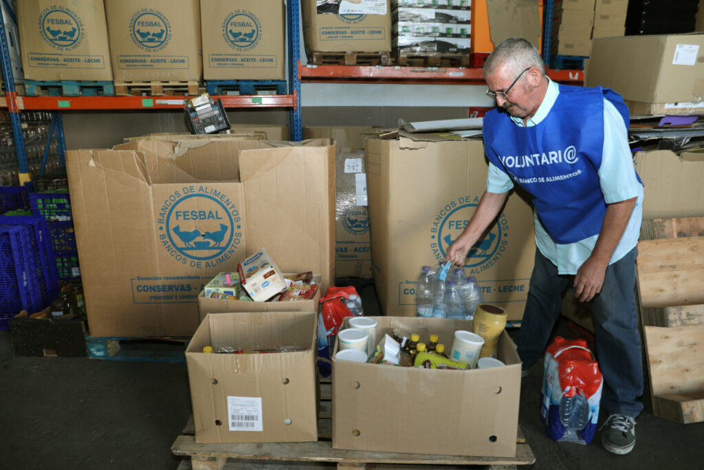 En la imagen un voluntario del banco realiza tareas de trasporte de productos de alimentación donados. Fotografía: Brágimo (ICAL)