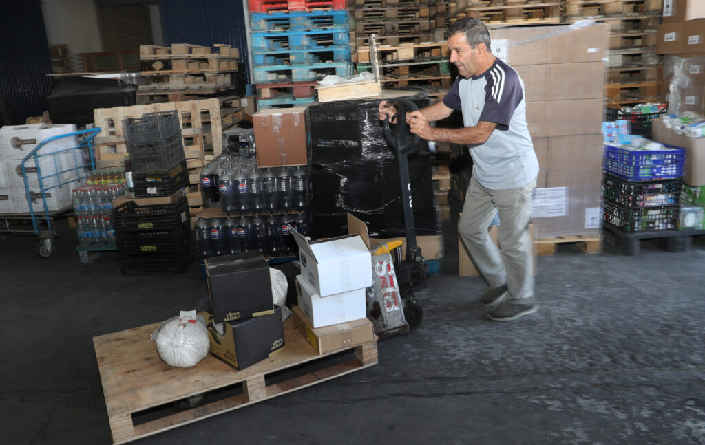 En la imagen un voluntario del banco realiza tareas de trasporte de productos de alimentación donados. Fotografía: Brágimo (ICAL)