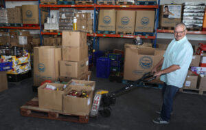 En la imagen un voluntario del banco realiza tareas de trasporte de productos de alimentación donados. Fotografía: Brágimo (ICAL)