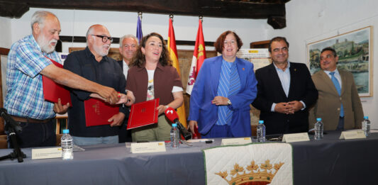 La consejera de Agricultura, Ganadería y Desarrollo Rural, María González Corral, acompañada de la secretaria de estado de Agricultura, Begoña García; del presidente de la Comunidad de Regantes, Juan José Caminero; y del presidente de SEIASA, Francisco Mulero, entre otros, asisten a la firma del convenio para la modernización de la Comunidad de Regantes Carrión Saldaña-Villamoronta Fase II