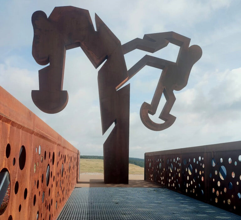 Escultura a los Thieldones en La Morterona de Saldaña