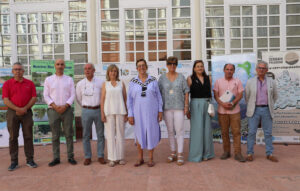 La presidenta de la Diputación, Ángeles Armisén(C), firma los convenios de colaboración con los Grupos de Acción Local Montaña Palentina, Páramos y Valles, Araduey Campos y Adri Cerrato; (IaD) Javier San Millán de Paramos y Valles; María Jose de la Fuente de Cerrato Palentino; María Victoria Grande de Araduey-Campos; y Manuel Maza de Montaña Palentina. Fotografía: Brágimo (ICAL)
