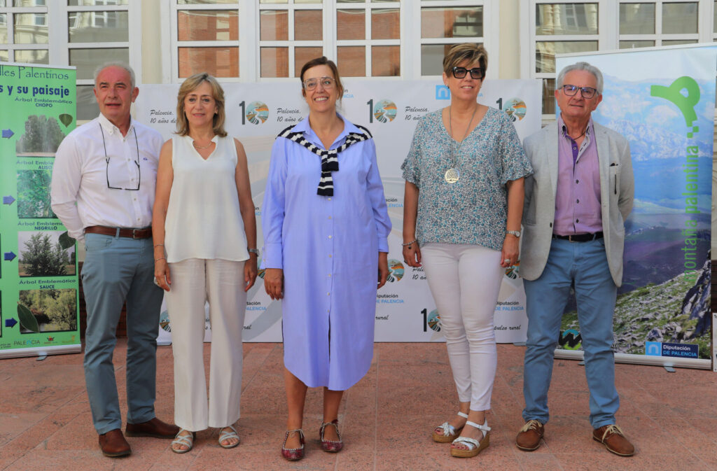 La presidenta de la Diputación, Ángeles Armisén(C), firma los convenios de colaboración con los Grupos de Acción Local Montaña Palentina, Páramos y Valles, Araduey Campos y Adri Cerrato; (IaD) Javier San Millán de Paramos y Valles; María Jose de la Fuente de Cerrato Palentino; María Victoria Grande de Araduey-Campos; y Manuel Maza de Montaña Palentina