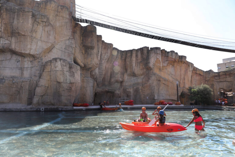 Niños desarrollando actividades de verano en el centro conocido como la Roca en la ciudad de Palencia. Fotografía: Brágimo (ICAL)