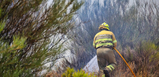Labores de extinción en el incendio de Sierra de La Culebra en julio de 2022