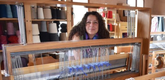 ICAL - Idem de Lienzo, la magia de un telar muy vivo. En la imagen Luisa Guardo en su taller frente a un telar.