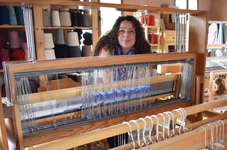 ICAL - Idem de Lienzo, la magia de un telar muy vivo. En la imagen Luisa Guardo en su taller frente a un telar.