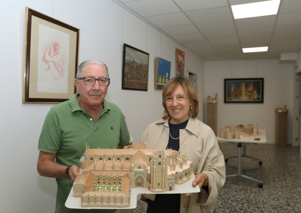 El delineante jubilado, Fernando Vaquero, ha realizado estas maquetas de papel de monumentos icónicos, están expuestas en la Asociación Española Contra el Cáncer (AECC) de Palencia y los fondos obtenidos por su venta irán íntegramente a la lucha contra el cáncer, en la imagen junto a la presidenta de la asociación, Rosa Andrés