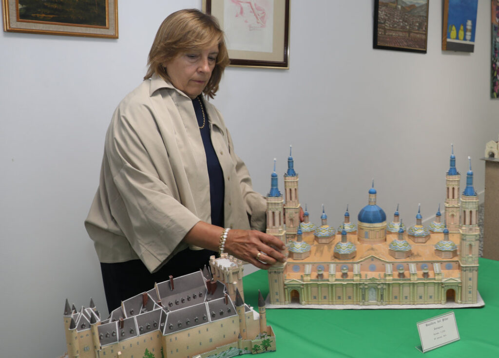 El delineante jubilado, Fernando Vaquero, ha realizado estas maquetas de papel de monumentos icónicos, están expuestas en la Asociación Española Contra el Cáncer (AECC) de Palencia y los fondos obtenidos por su venta irán íntegramente a la lucha contra el cáncer, en la imagen junto a la presidenta de la asociación, Rosa Andrés