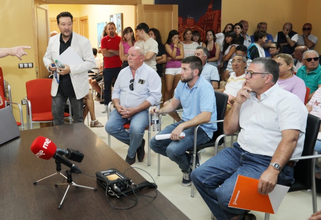 Pleno para el debate de moción de censura contra el actual alcalde de Melgar de Yuso, Eduardo Tejido(I) (PP) en el que se propone como nuevo regidor a Óscar Serna Azpeleta(D) (Cs)