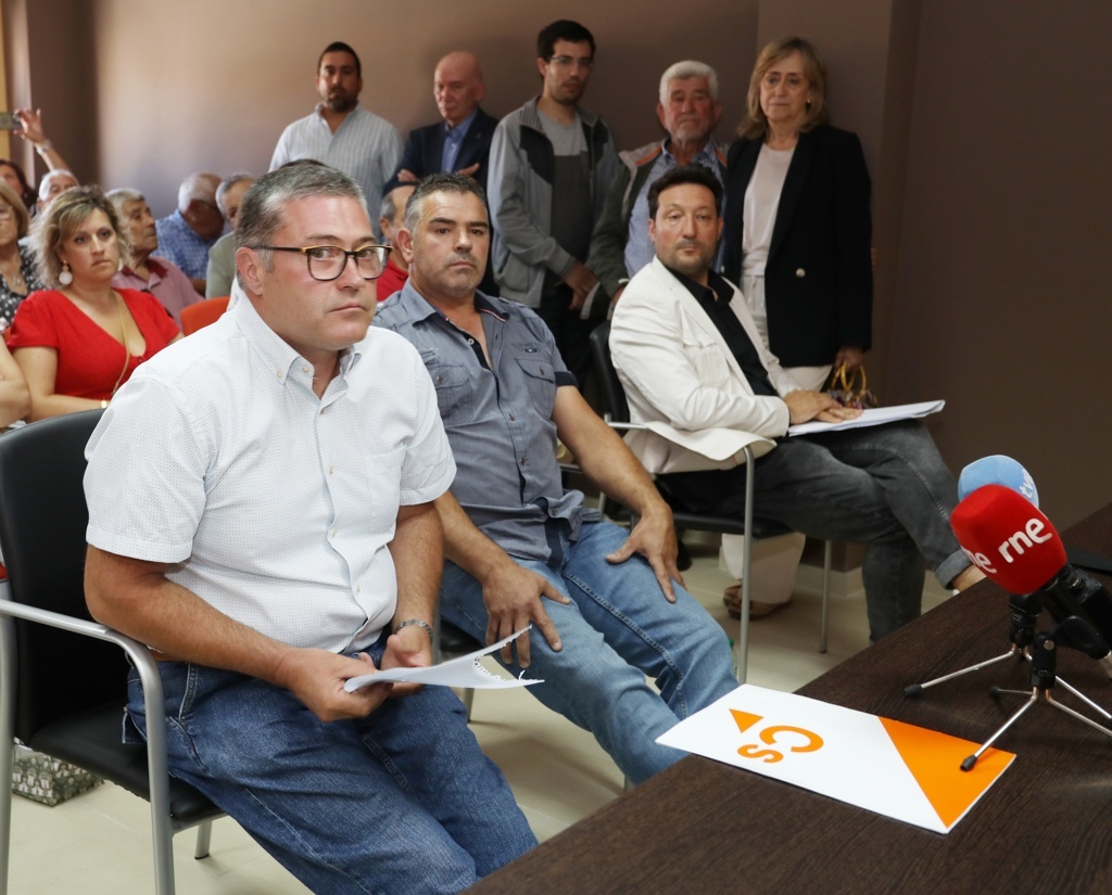 Pleno para el debate de moción de censura contra el actual alcalde de Melgar de Yuso, Eduardo Tejido(D) (PP) en el que se propone como nuevo regidor a Óscar Serna Azpeleta (Cs)(I), en la imagen tras leer el juramento al cargo como nuevo regidor