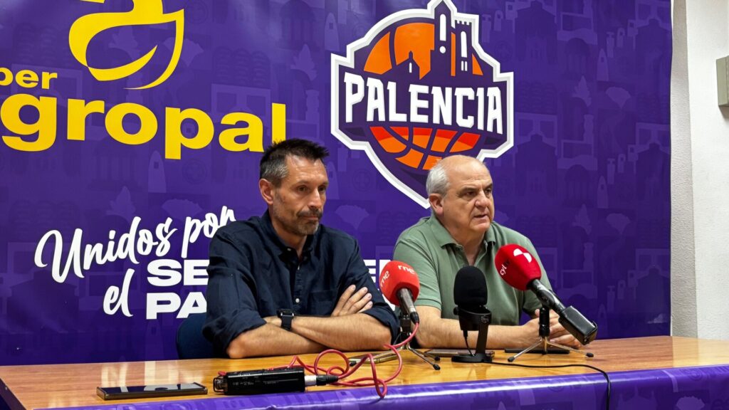 Natxo Lezcano en su presentación como nuevo entrenador del Súper Agropal Palencia, junto a Gonzalo Ibáñez, presidente del club. Fotografía: Palencia en la Red