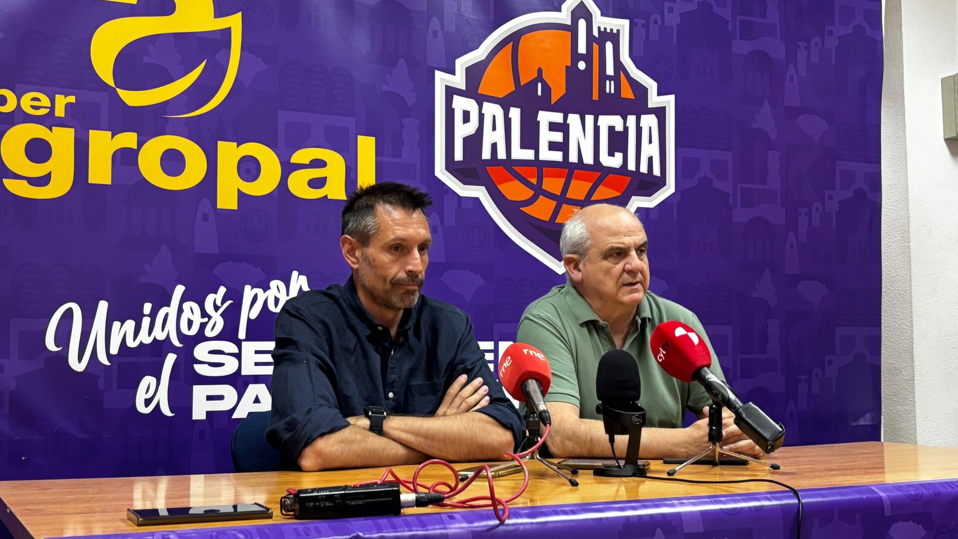Natxo Lezcano en su presentación como nuevo entrenador del Súper Agropal Palencia, junto a Gonzalo Ibáñez, presidente del club. Fotografía: Palencia en la Red