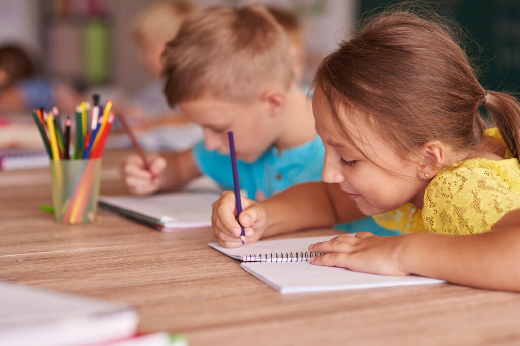 Niña dibujando en un cuaderno