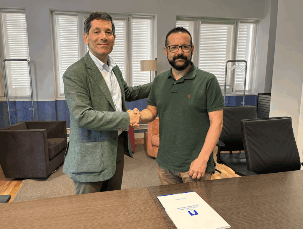 De izquierda a derecha: Paco Hevia, director Corporativo de Galletas Gullón, y Álvaro Retortillo, director general de la Fundación Santa María la Real